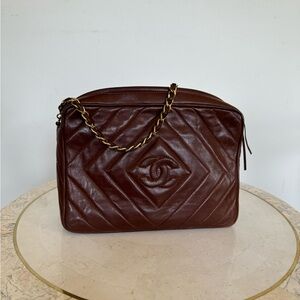 Chanel leather shoulder bag with gold chain